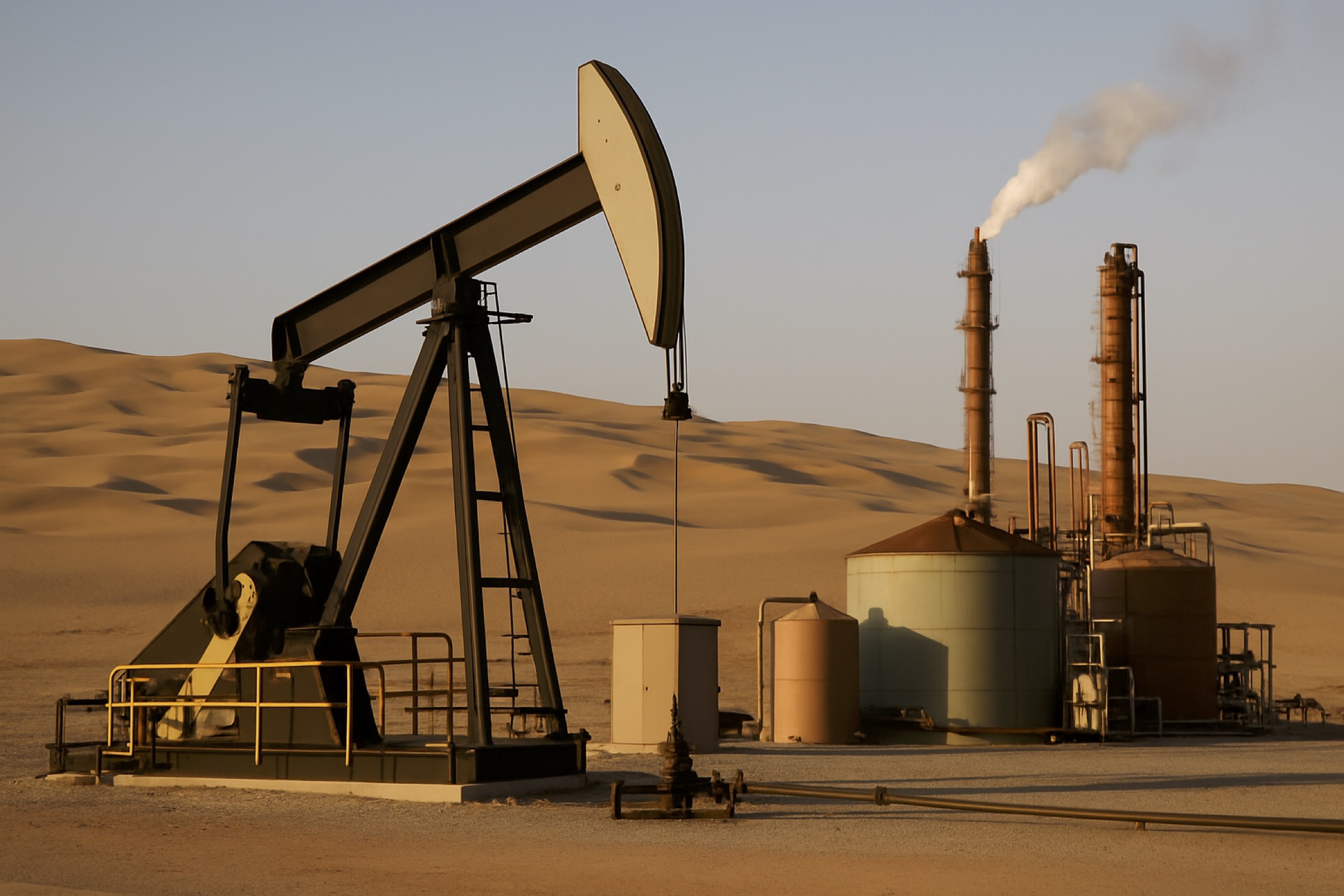 Saudi Cuts Oil Prices to Asia